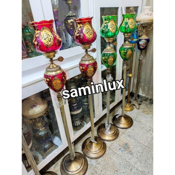 لاله شمعدان مذهبی و کنار منبری ایستاده هیئت