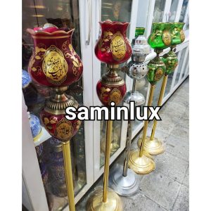 چراغ شمعدان لاله کنار منبری مذهبی پایه بلند ایستاده