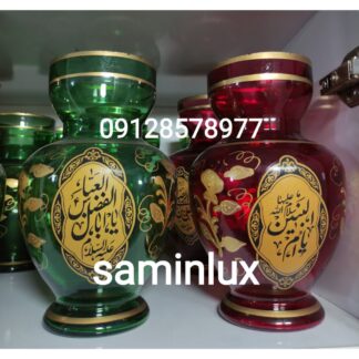 چراغ لاله شمعدان و گلدان مذهبی کنار منبری هیئت با نوشته مبارک یا ام البنین 